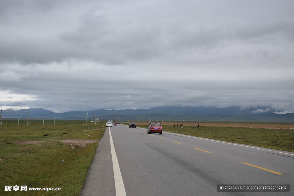 公路风景 远方山峦隐于云