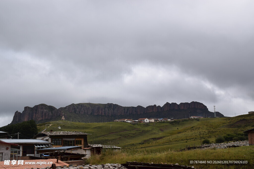 山间云雾缭绕的景致