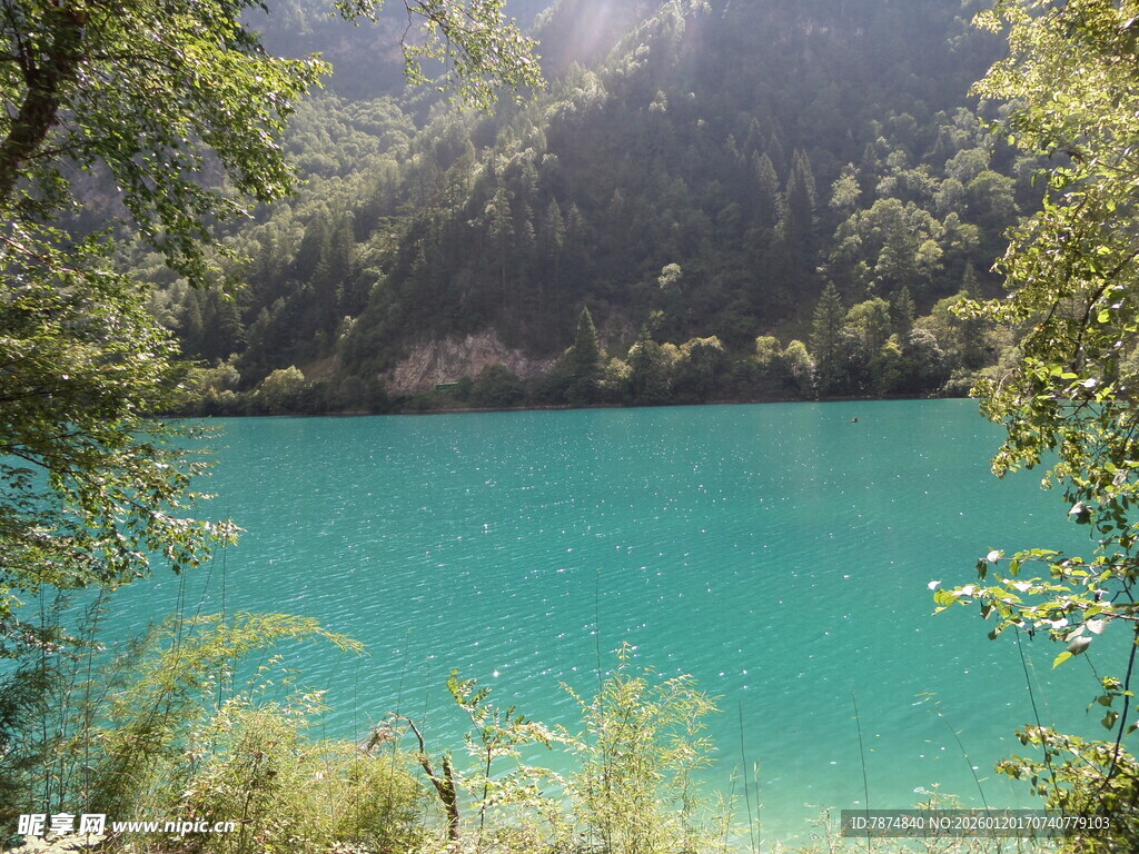 九寨沟的绝美蓝绿色湖水