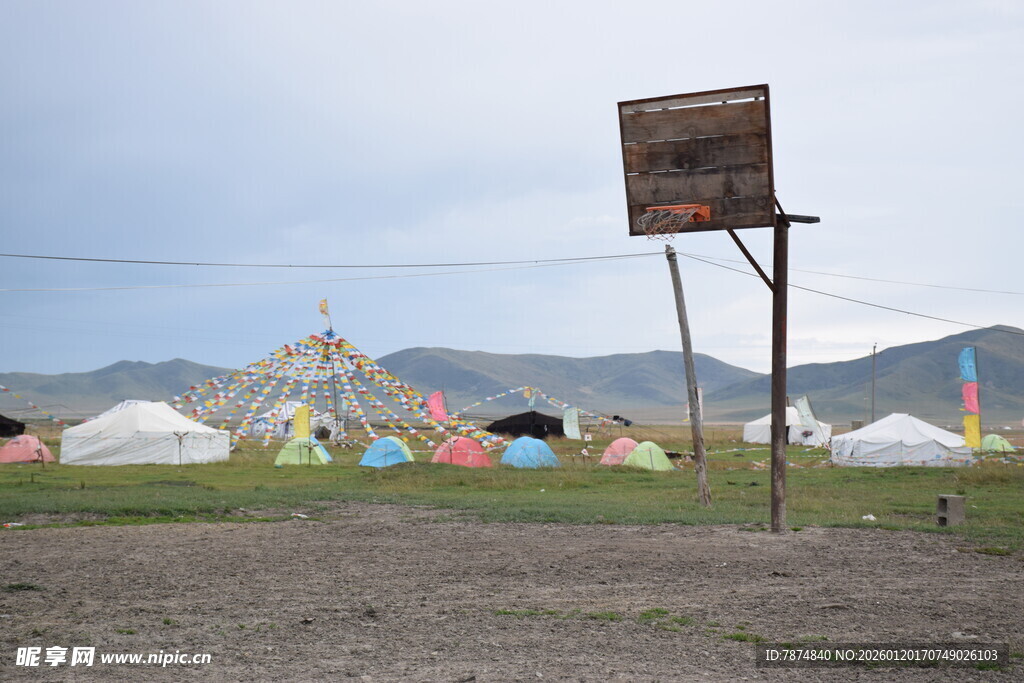 草原上的多彩帐篷与设施