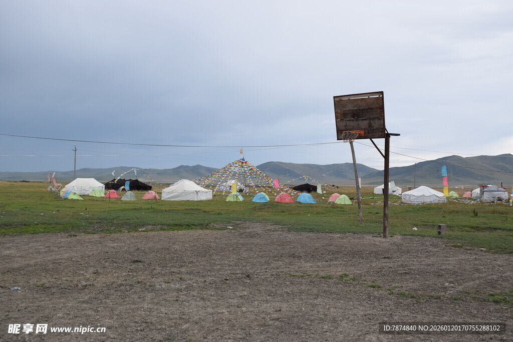 草原露营地帐篷景观