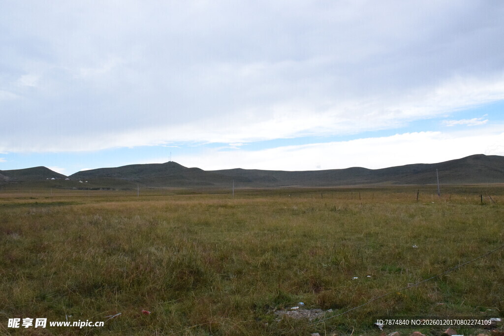 广袤草原与远处山峦