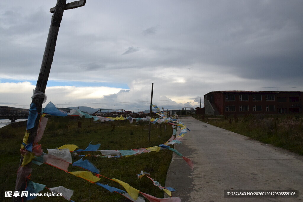 藏区经幡飘展的乡间小路