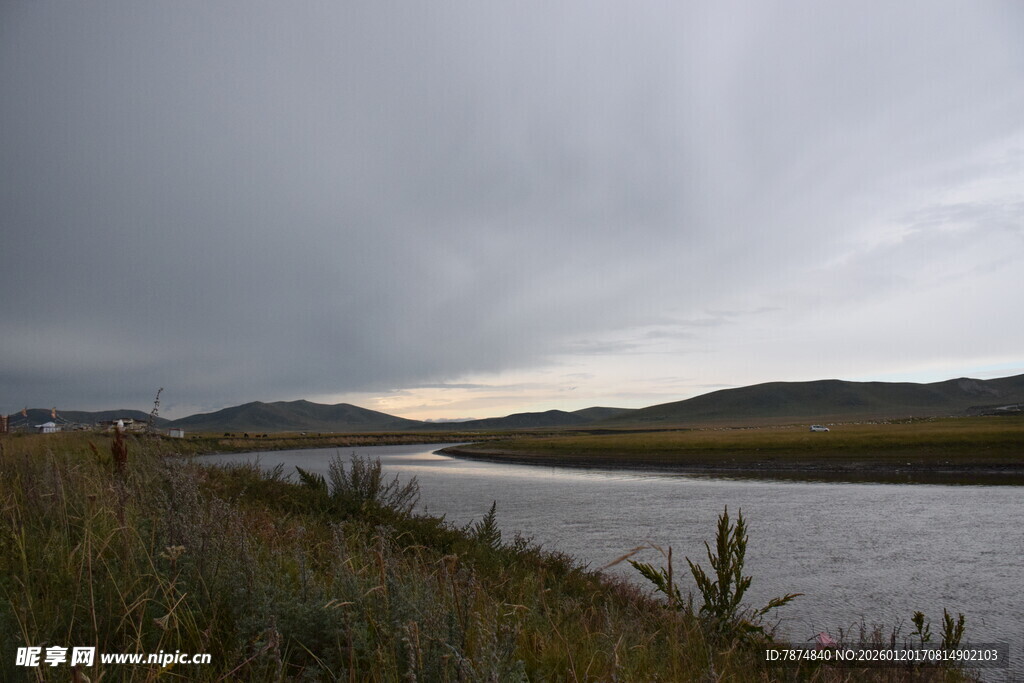 黄昏下宁静的河畔风光