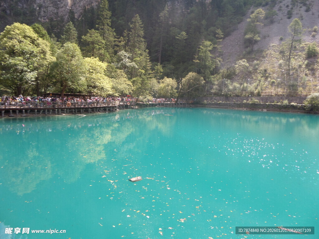 梦幻蓝湖 山林环绕之景