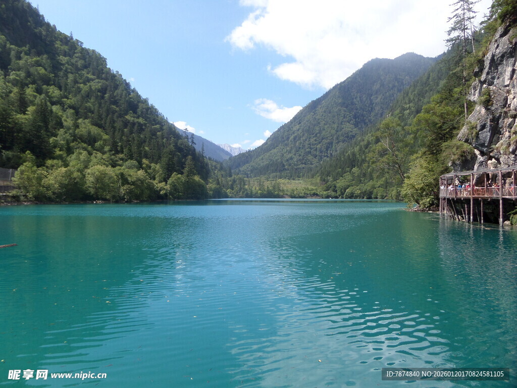 青山环抱的碧蓝色湖泊