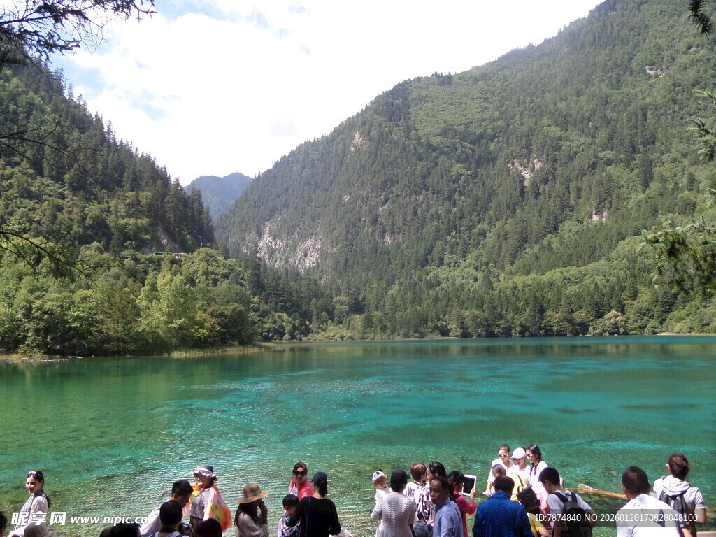 湖畔游人赏青山绿水