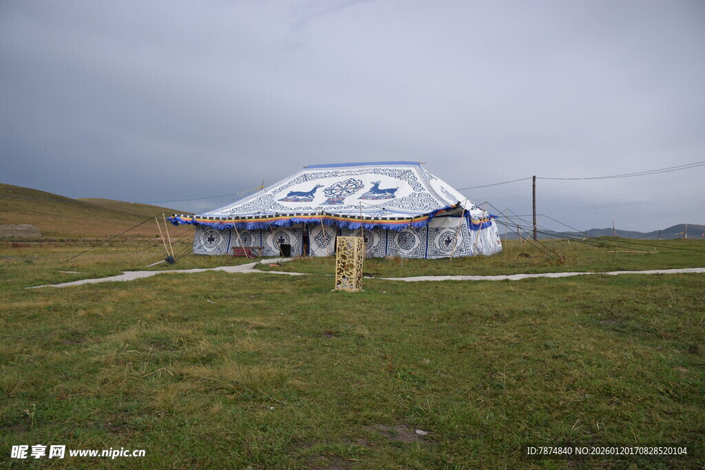 草原上的特色球形建筑