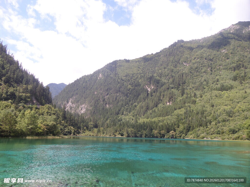 秀丽山水间的碧绿湖水