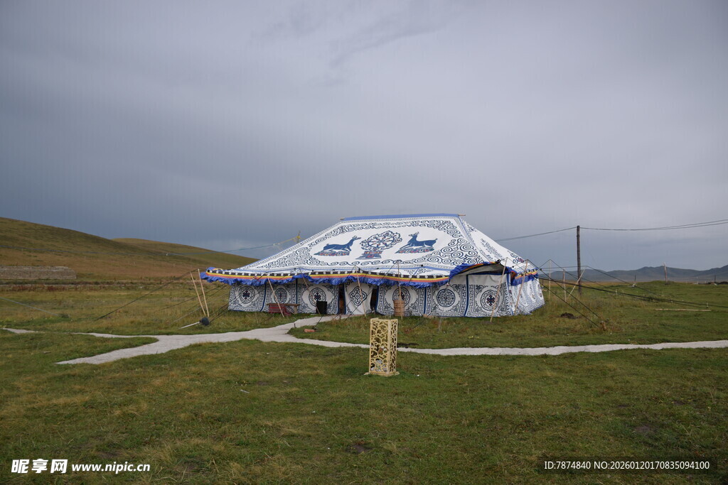 草原上的特色白色圆顶建筑