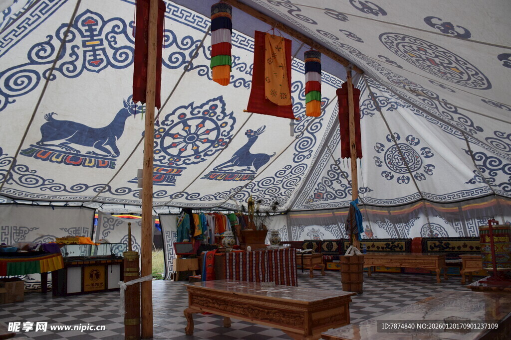 传统蒙古族毡帐内部景象