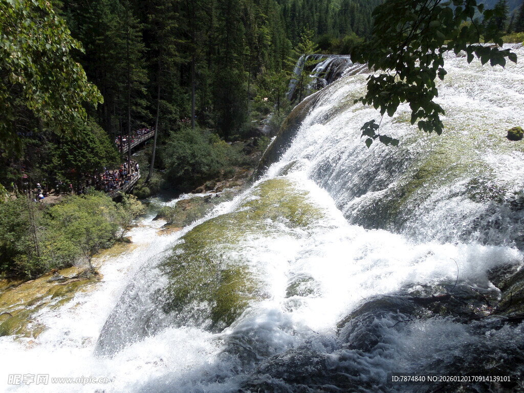 山间湍急溪流瀑布景观