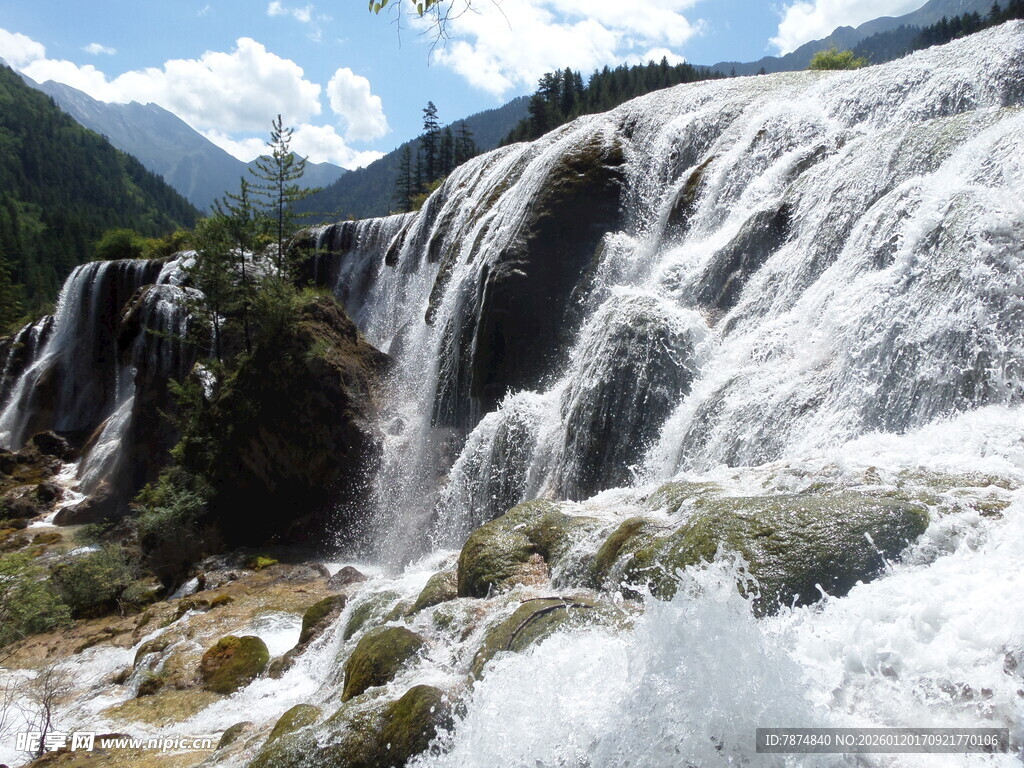 壮观山间瀑布美景