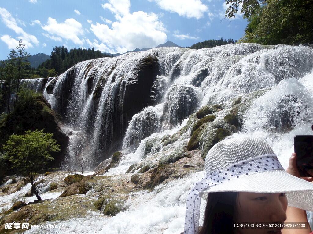 游客拍摄壮观瀑布美景