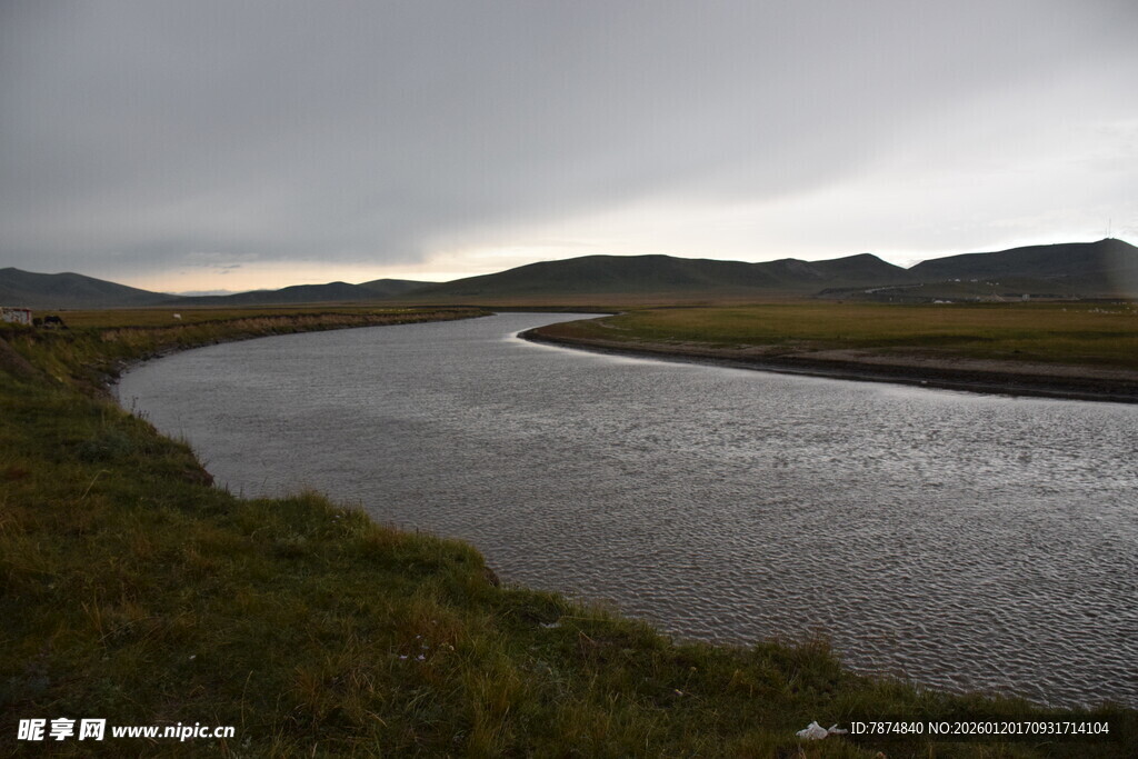 草原河流边的阴沉天空