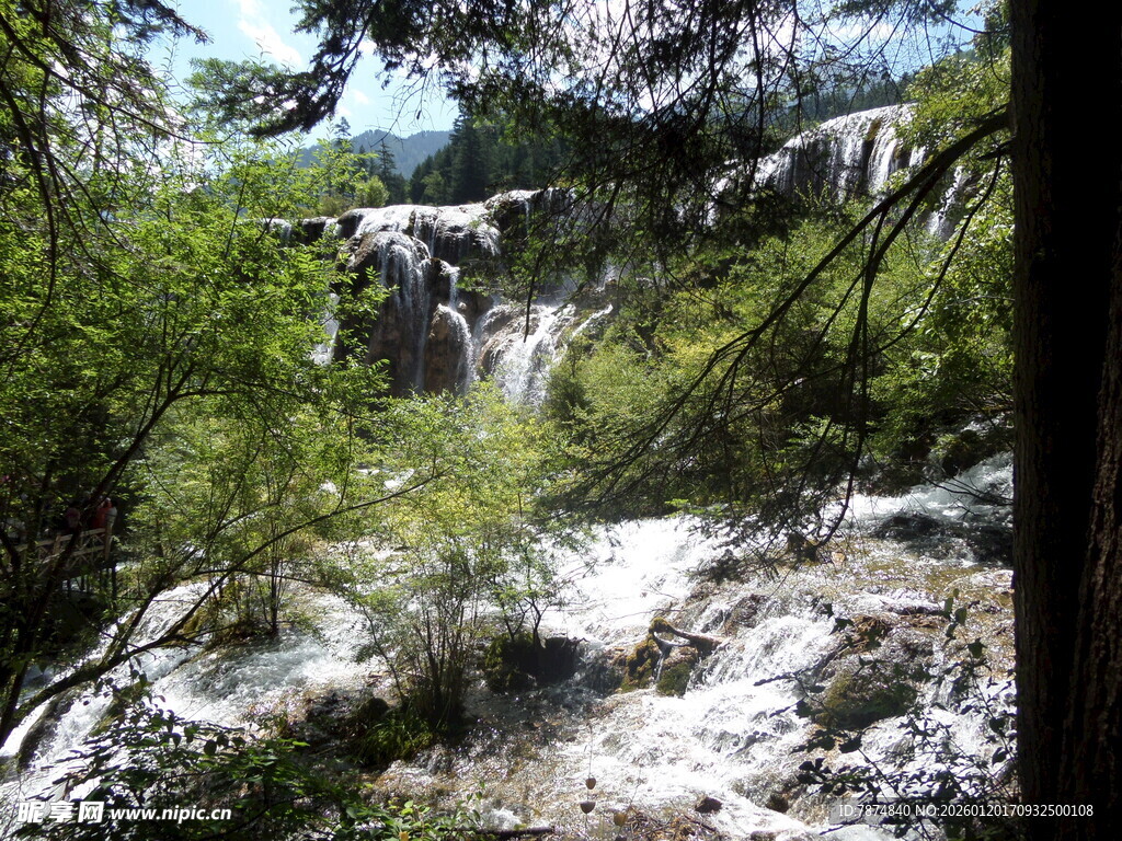 山间瀑布 绿意环绕的美景