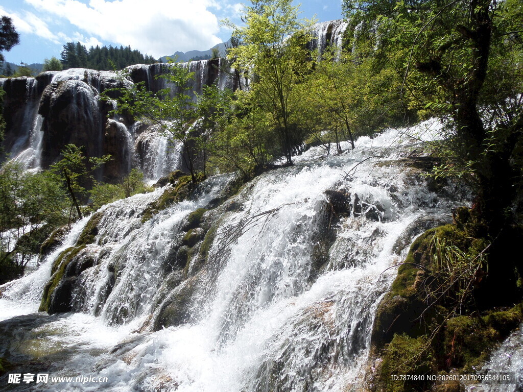 山间壮丽瀑布景观