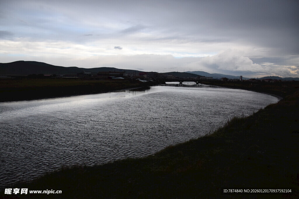黄昏下宁静的开阔水域