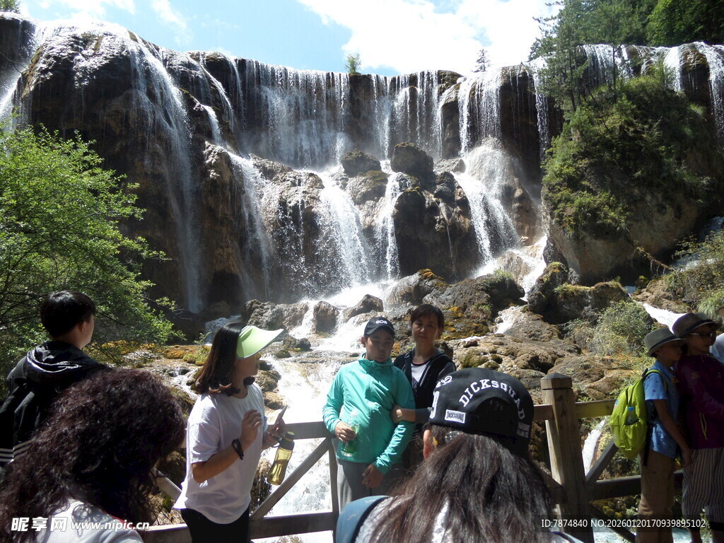 游客观赏壮观瀑布景观
