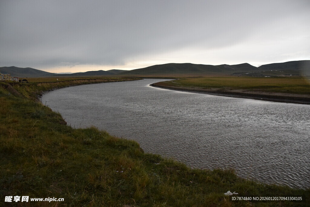蜿蜒河流与阴沉天色景观