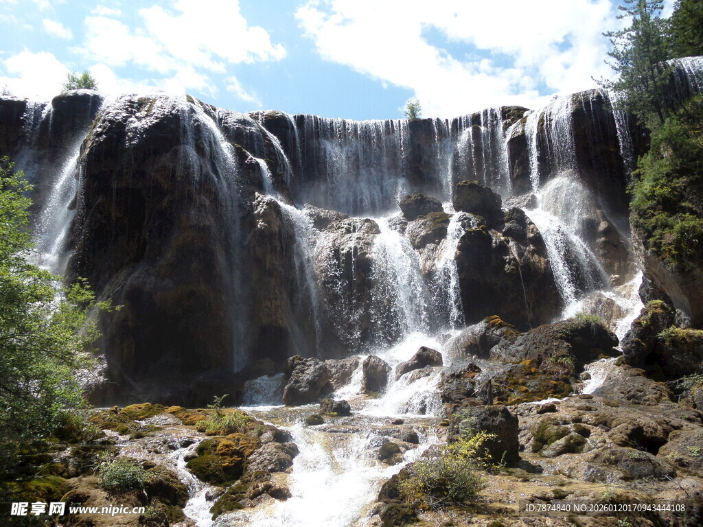 壮观山间瀑布景观