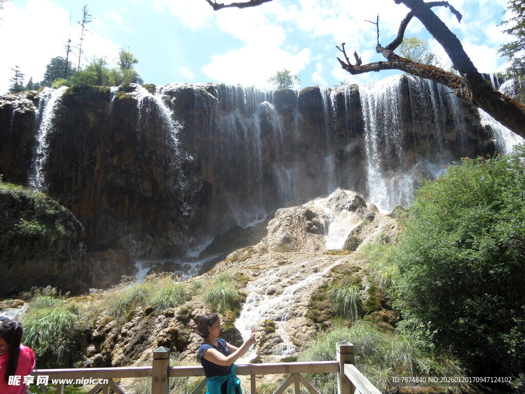 壮观瀑布下的游人景致