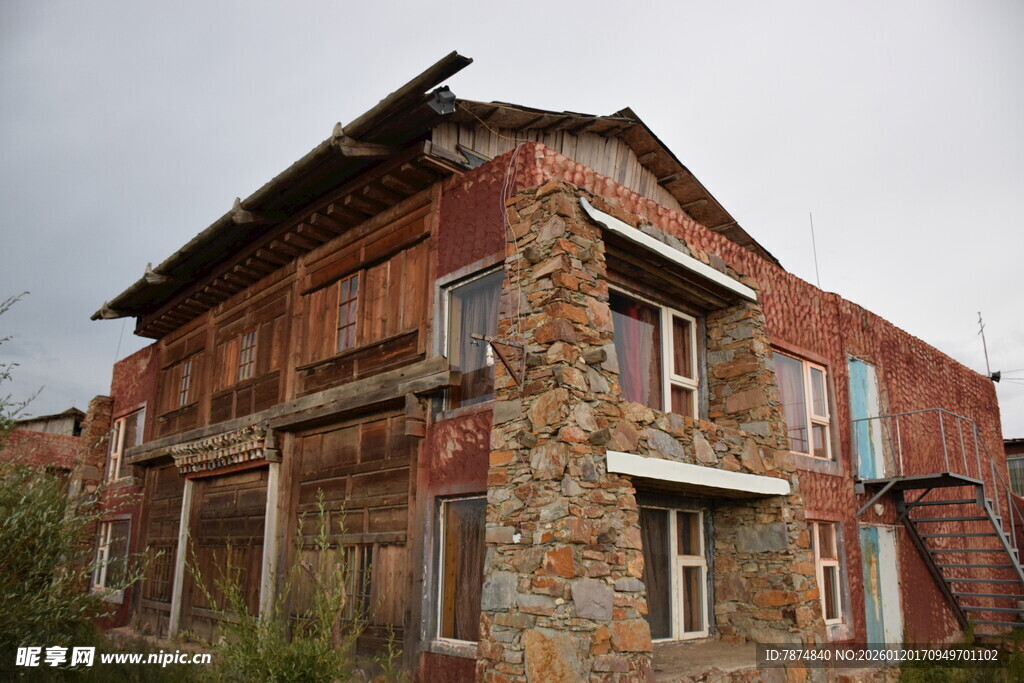 破旧两层砖房 尽显沧桑