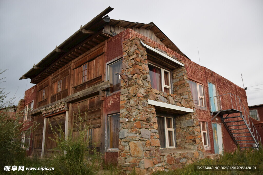 废弃红砖房 尽显岁月痕迹