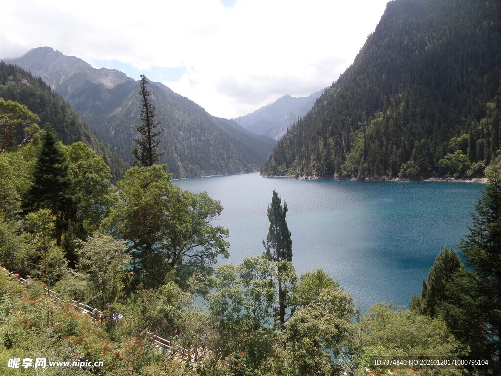 山间幽蓝湖泊美景