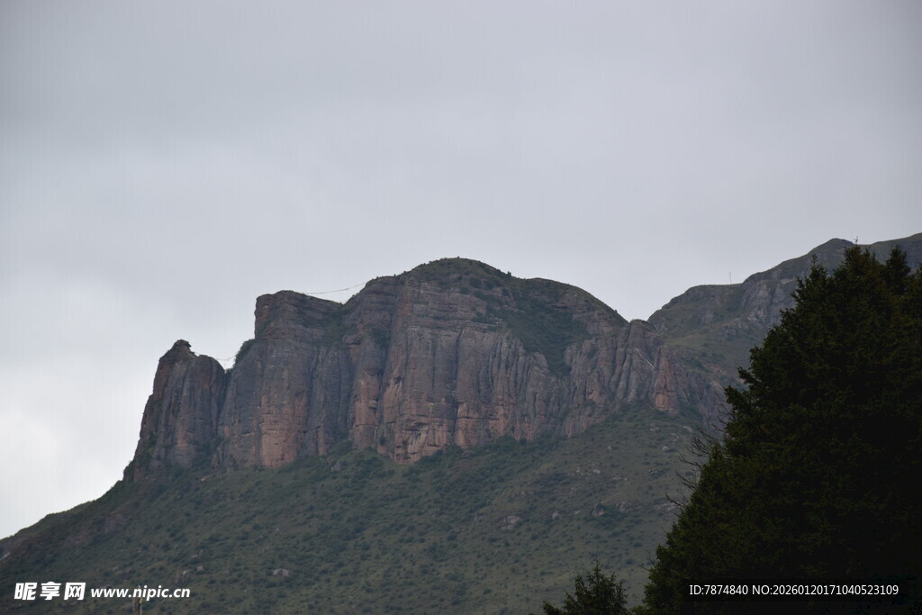 云雾中的巍峨山峰
