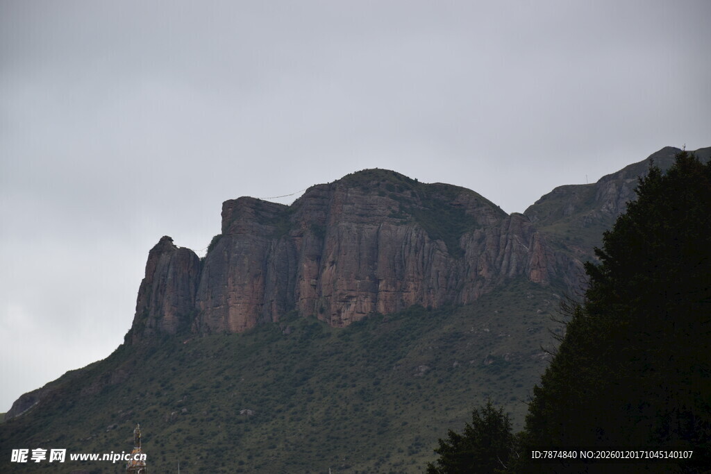 巍峨山峰云雾间