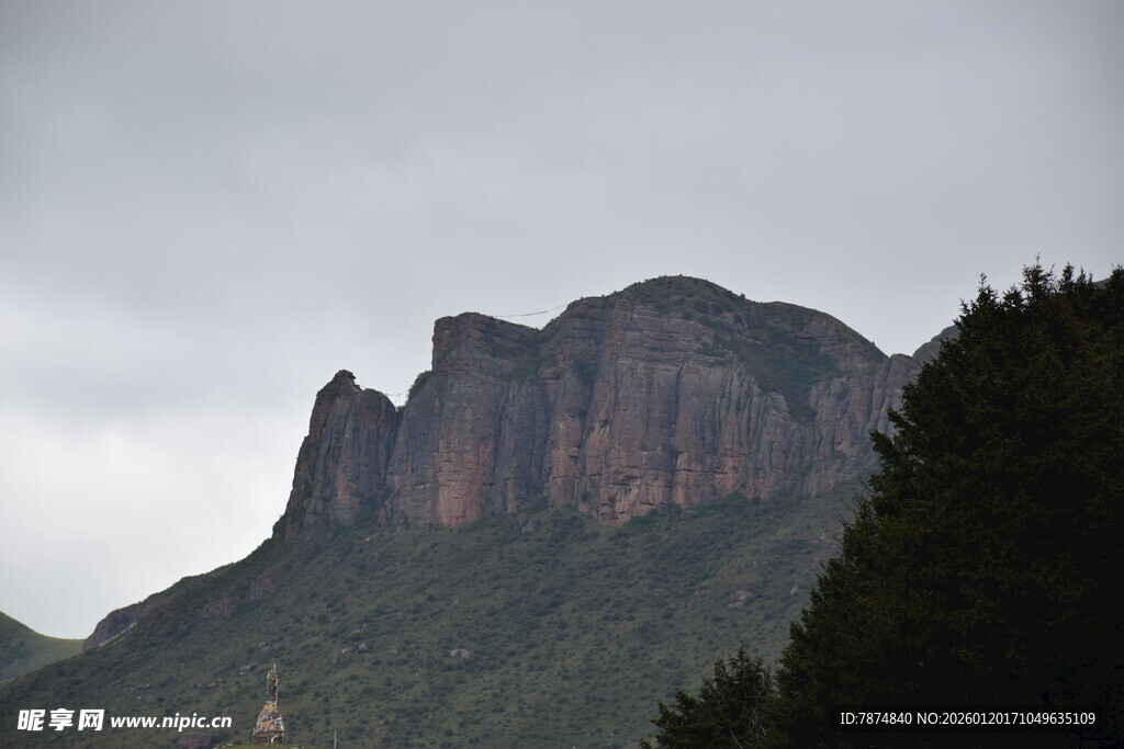 巍峨山峰云雾间