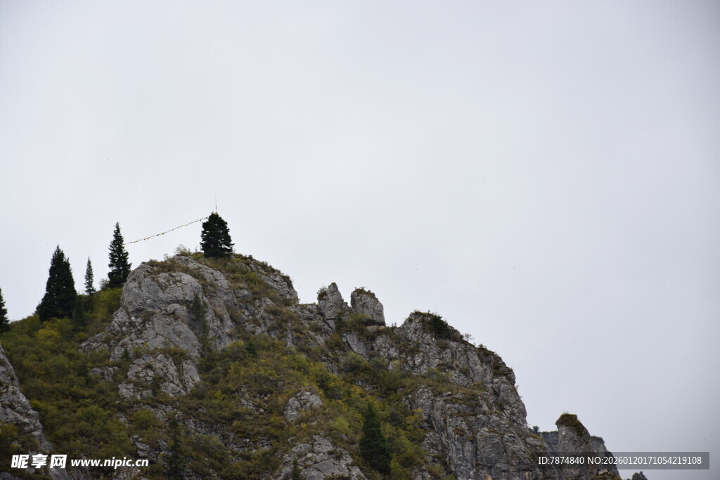 山顶孤影 尽显自然壮阔