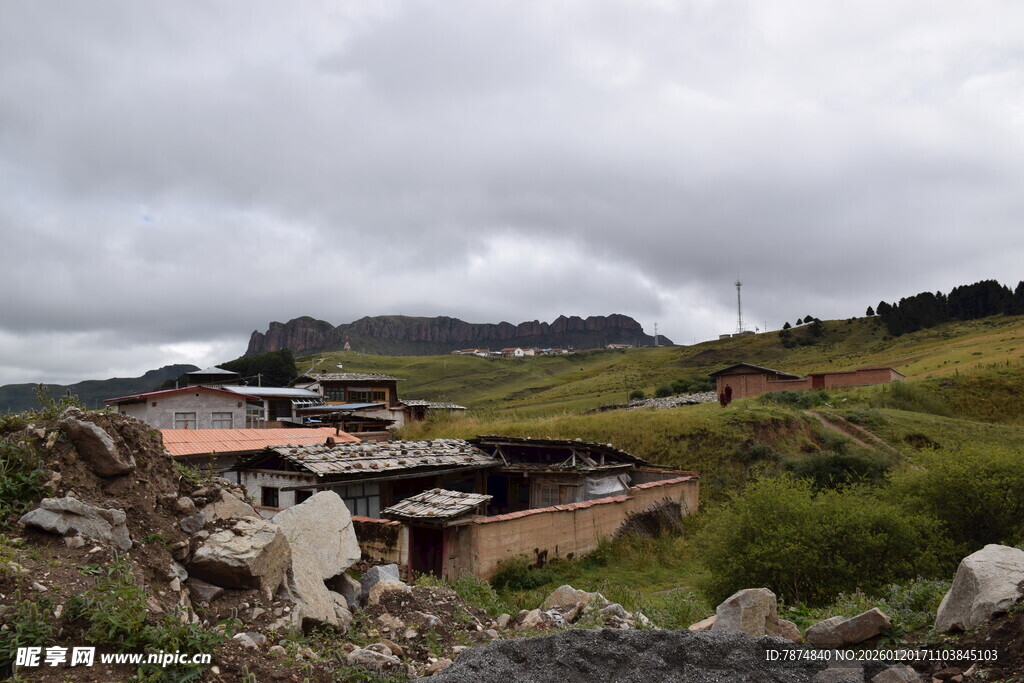 山村景色 散落的低矮房屋