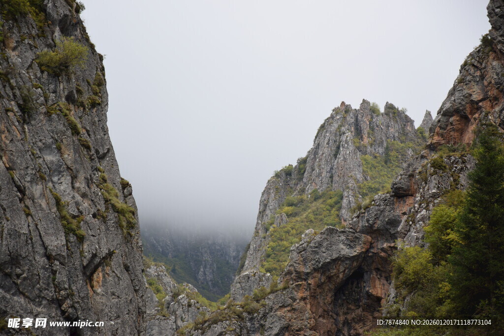 云雾缭绕的险峻山峰