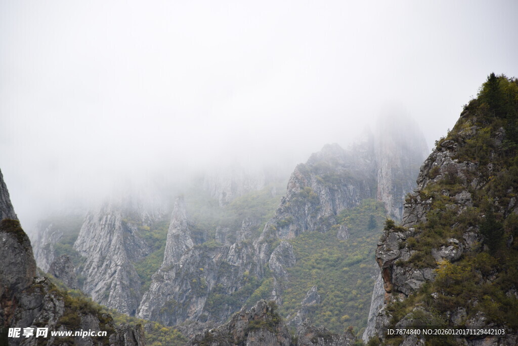 云雾缭绕的险峻山峰