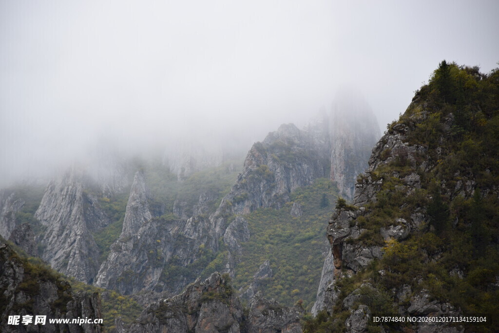 云雾缭绕的险峻山峰