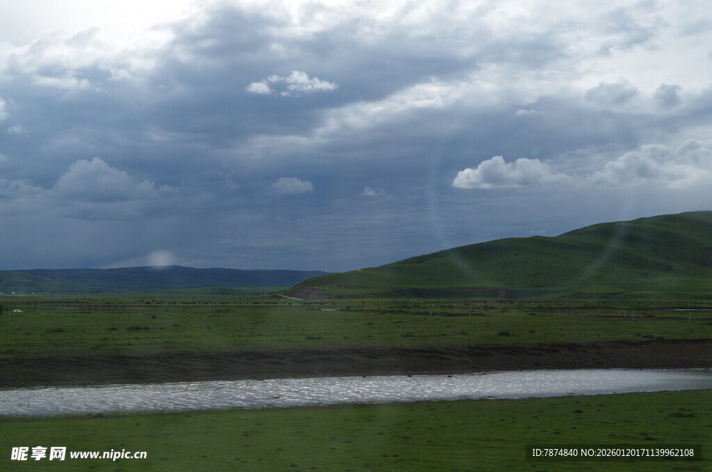 草原河畔乌云密布景象