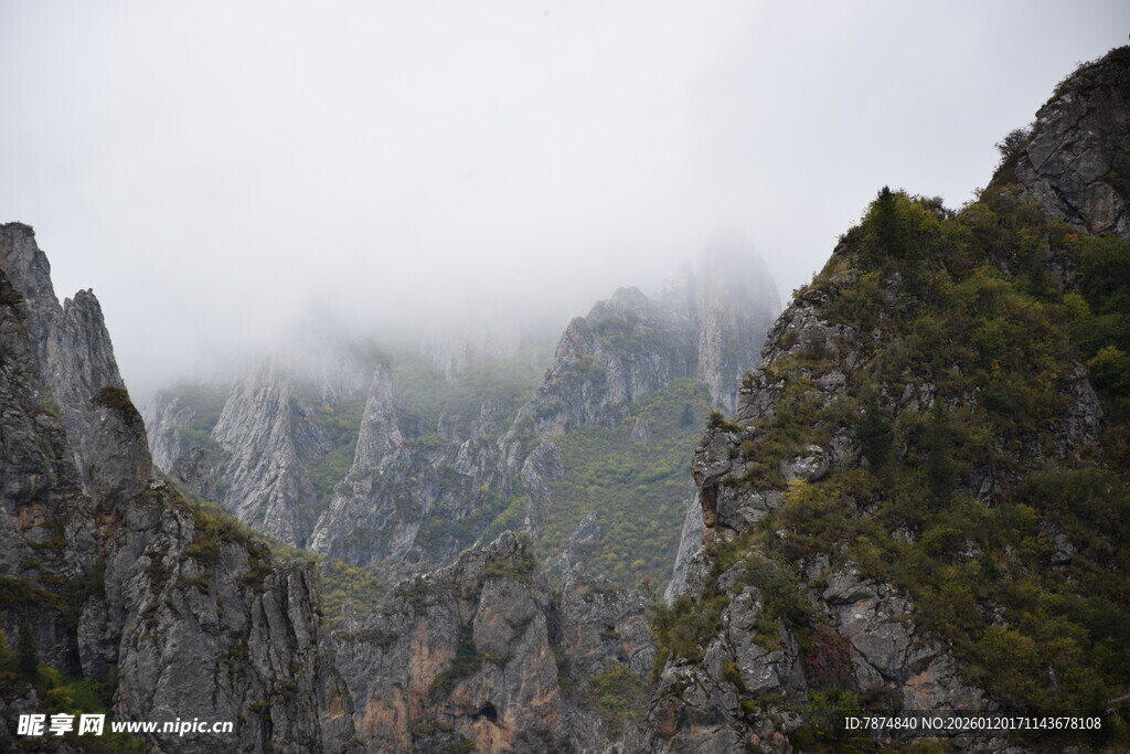 云雾缭绕的壮丽山景