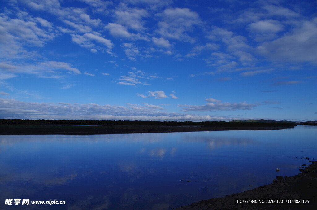 宁静湖面与蓝天白云美景