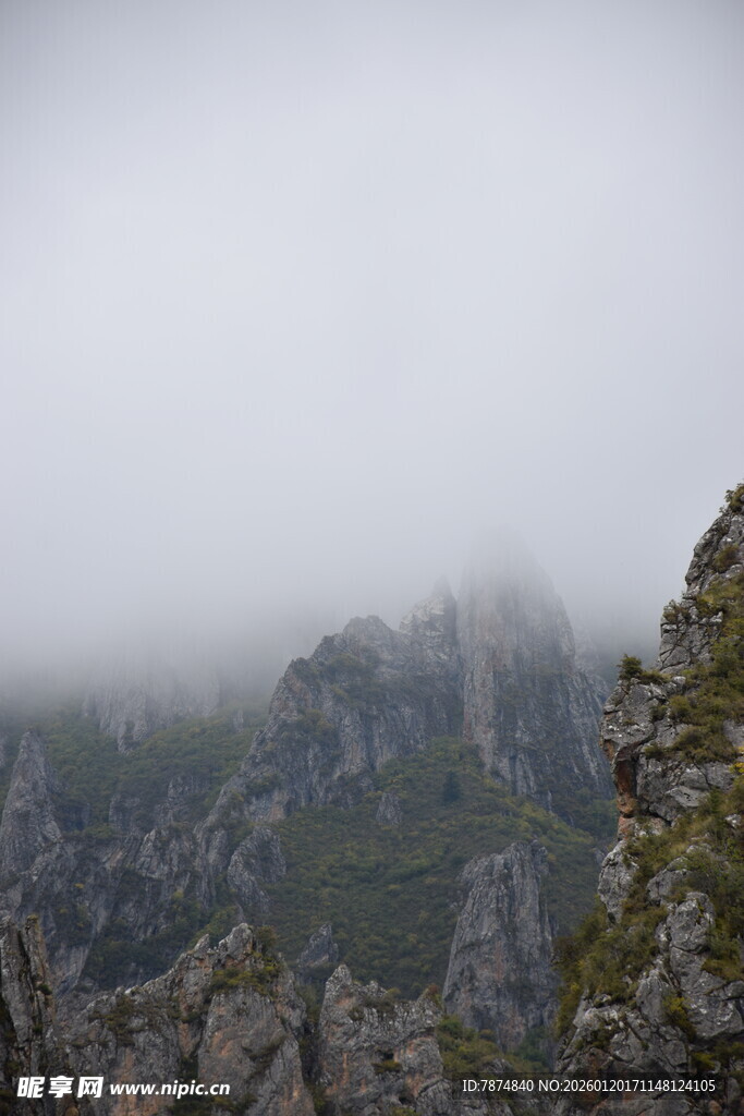 云雾缭绕的险峻山峰