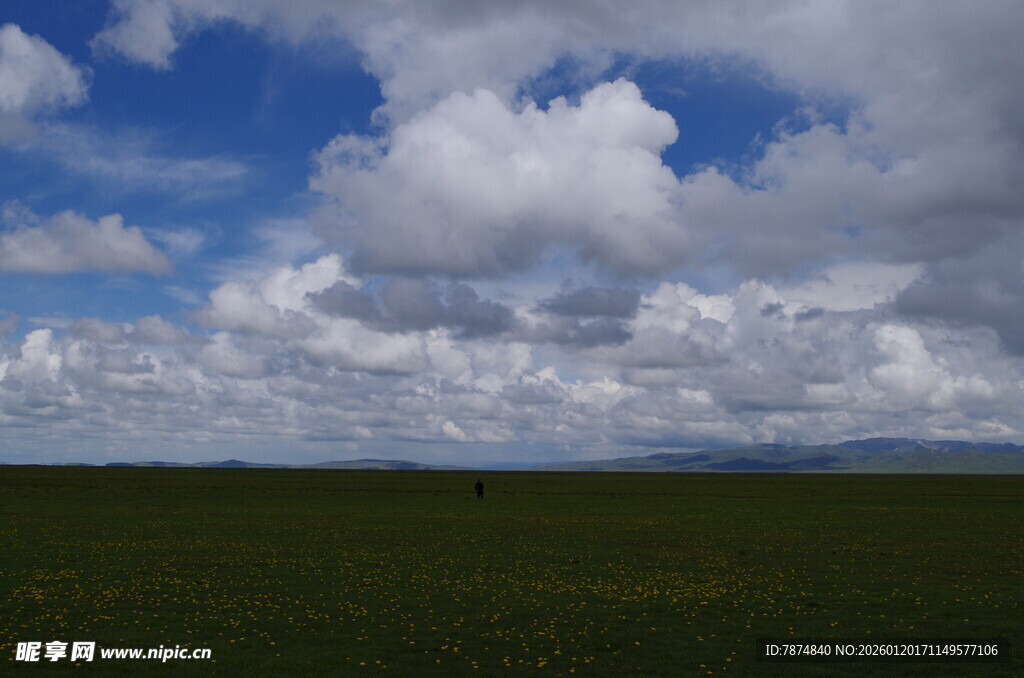 草原上空的壮丽云朵