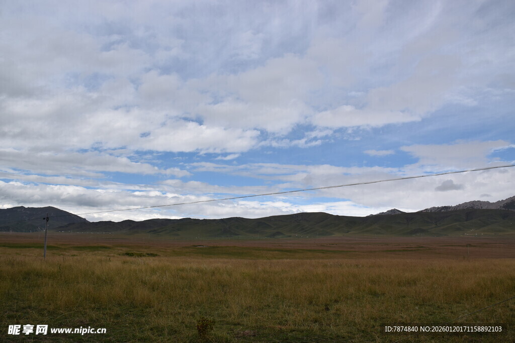 草原蓝天远山风景图