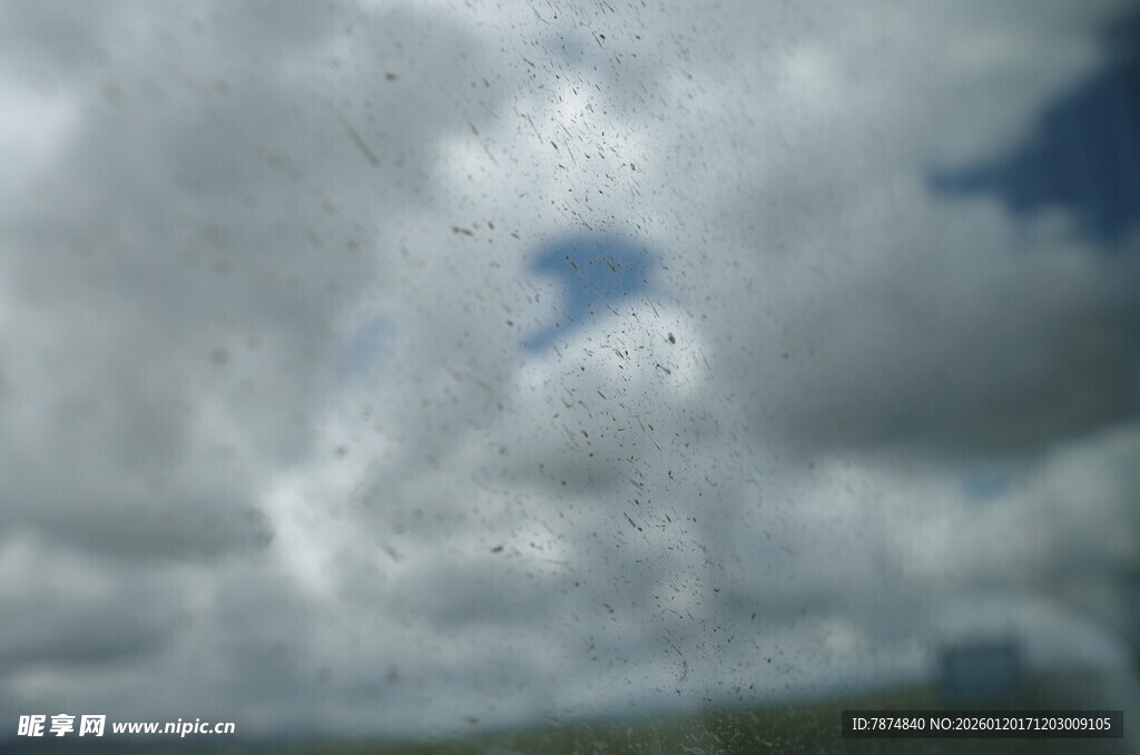 天空中厚重云层与小片蓝天