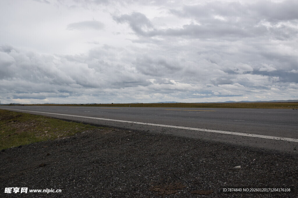 空旷公路与阴沉天空