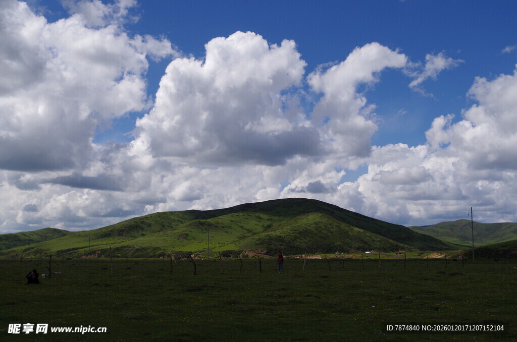草原青山蓝天白云美景