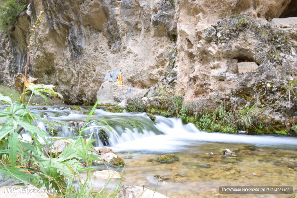 山间溪流潺潺 自然景致