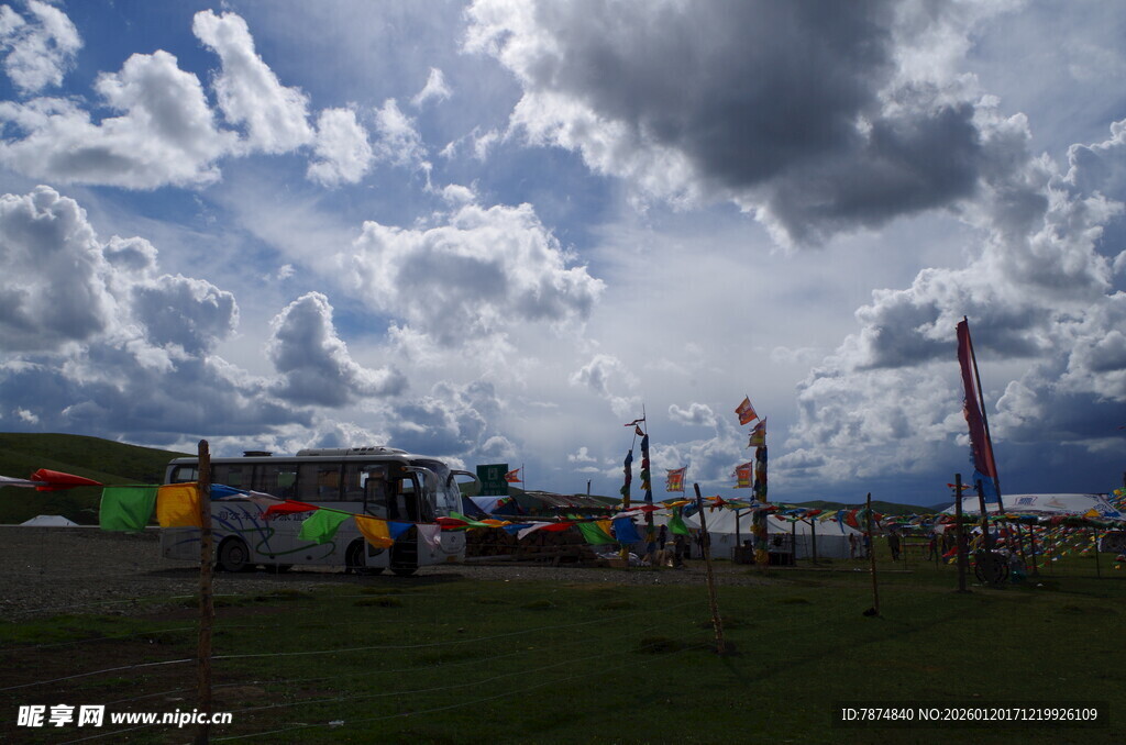 草原上的多彩经幡景观