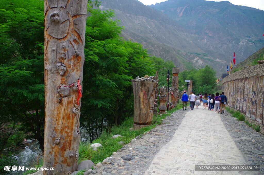 山间古道上的行人与风景
