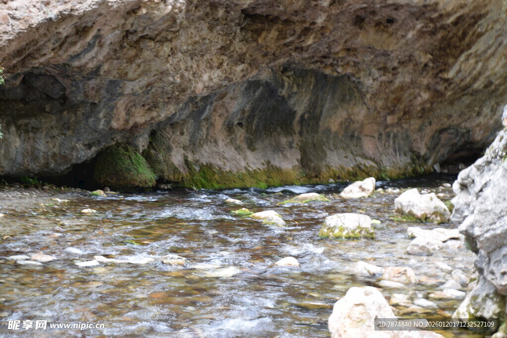 山间溪流穿岩石而过